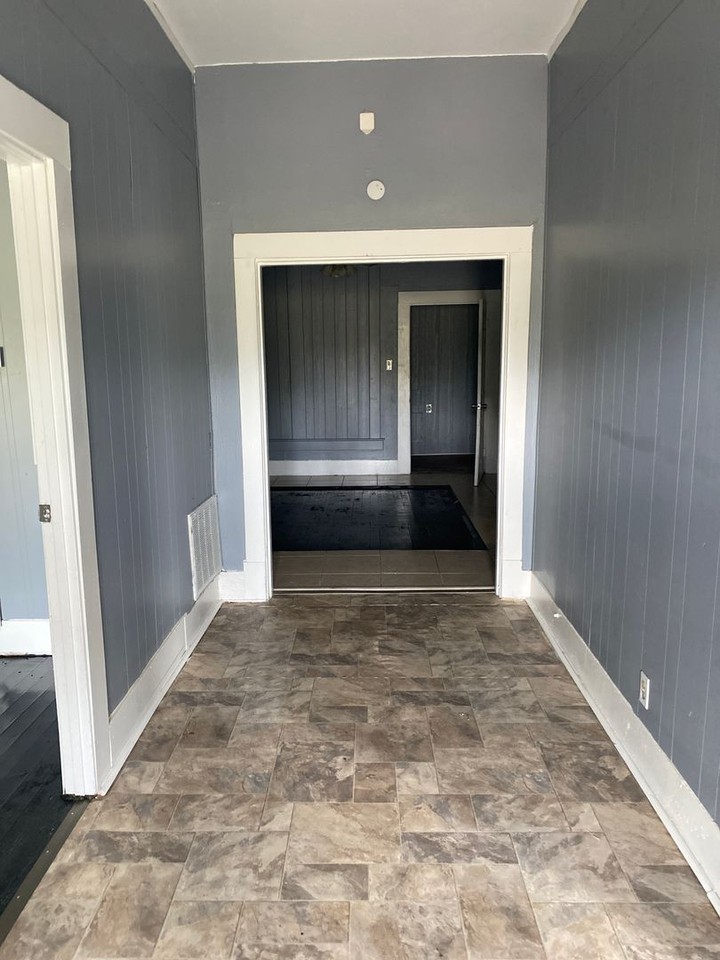 2621 Claiborne Ave - Photo 2 of 9