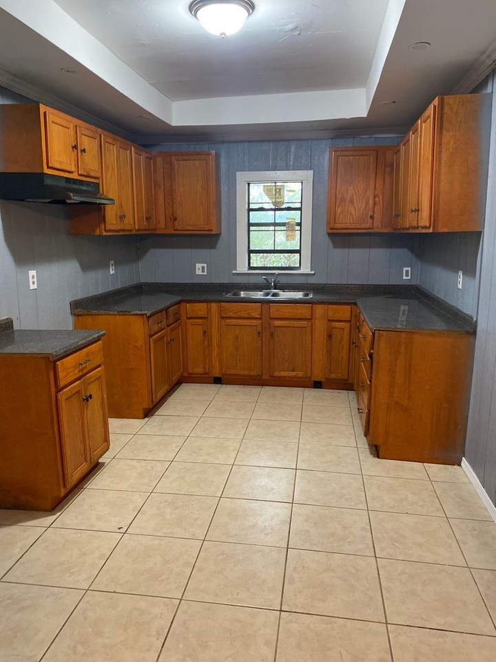 2621 Claiborne Ave - Photo 7 of 9