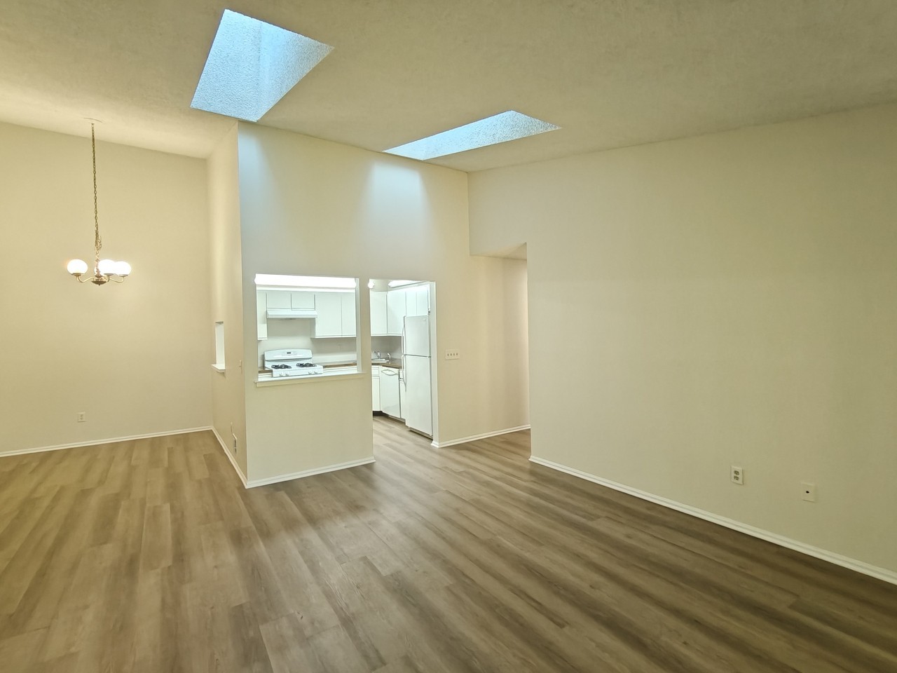 242 Colonial Ct - Photo 4 of 14