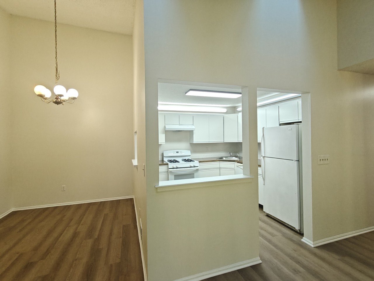 242 Colonial Ct - Photo 5 of 14