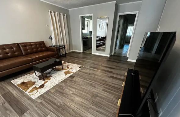135 Hickory Dr - Photo 2 of 9