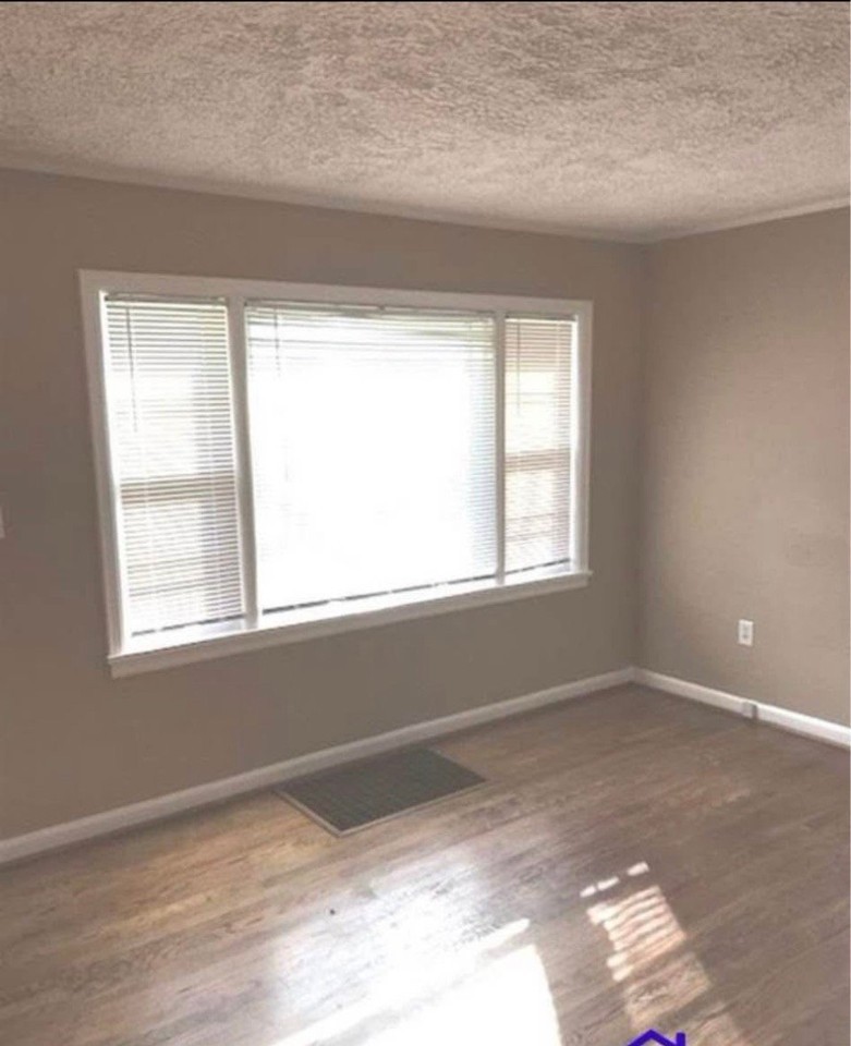 404 Sycamore St - Photo 3 of 10