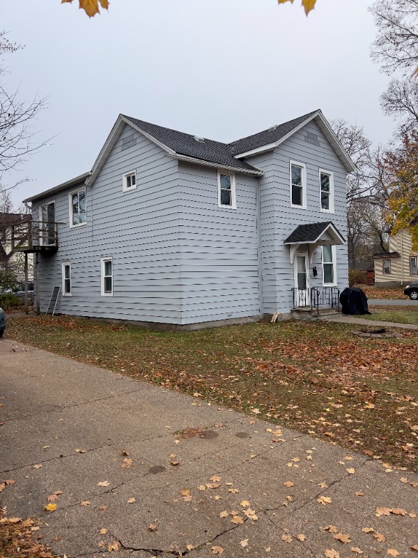 922 7th St E - Photo 2 of 9