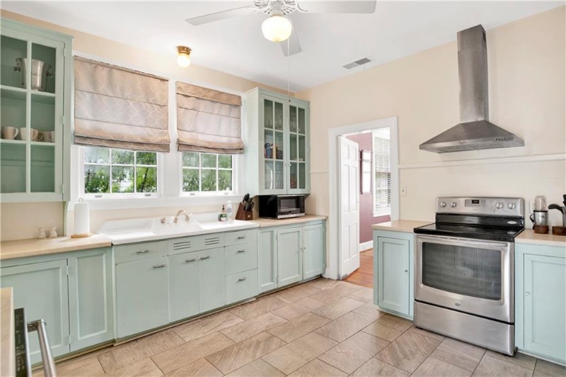 2408 Dauphin St - Photo 6 of 20