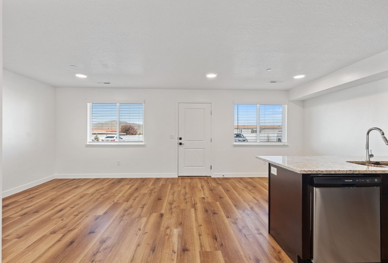 468 W Main St - Photo 4 of 19