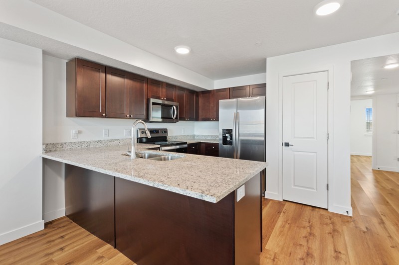 468 W Main St - Photo 5 of 19