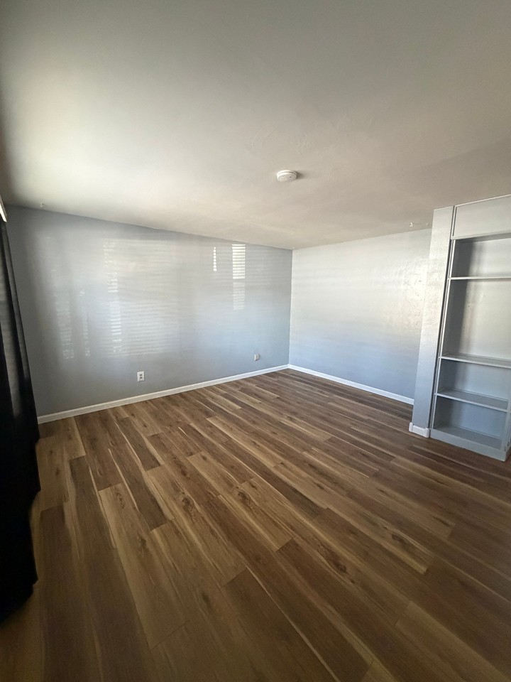 2231 Modoc St - Photo 3 of 8