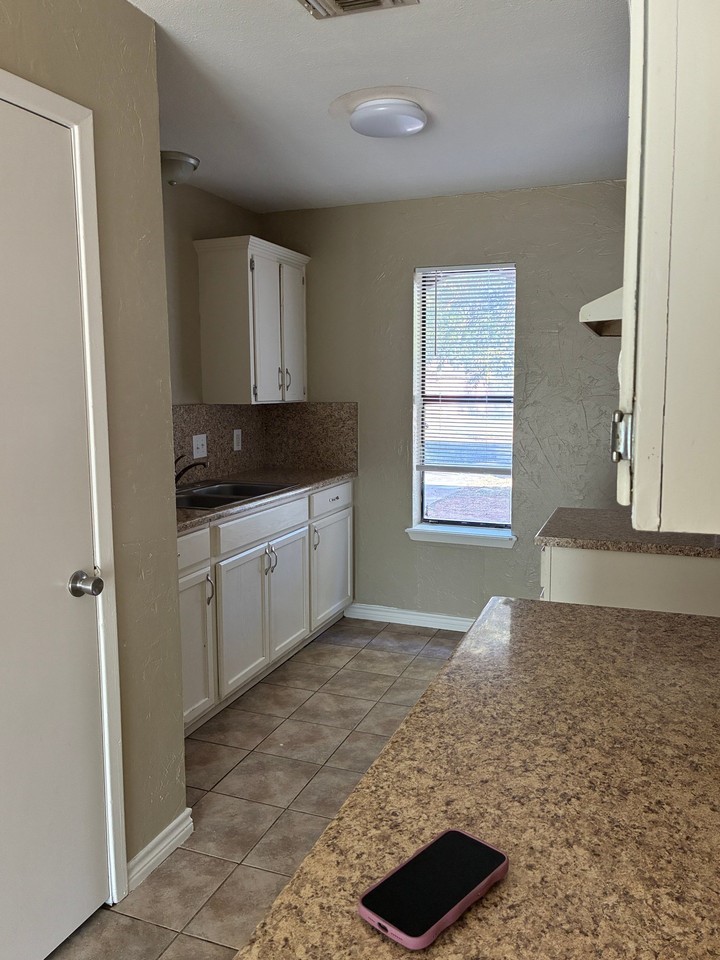 617 Van Zandt St - Photo 3 of 13