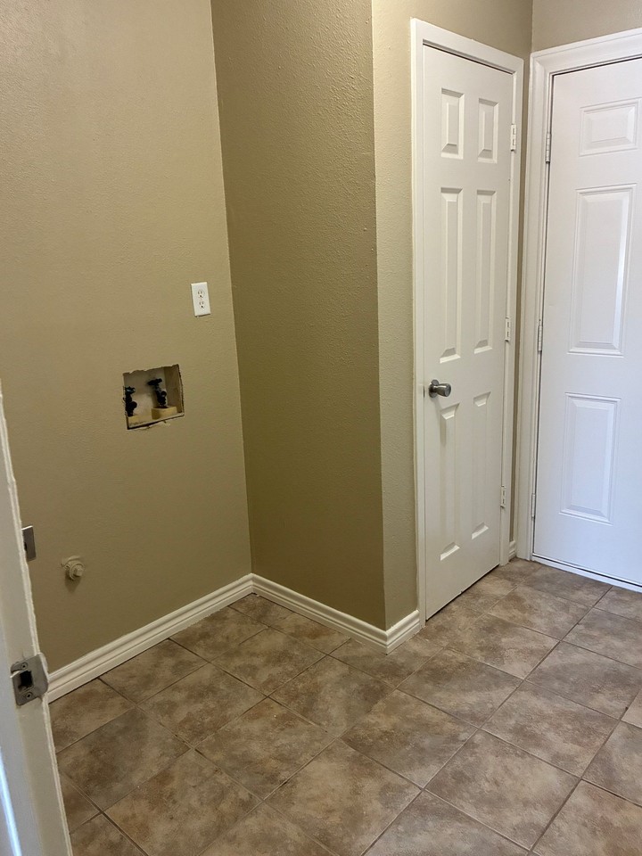 617 Van Zandt St - Photo 7 of 13