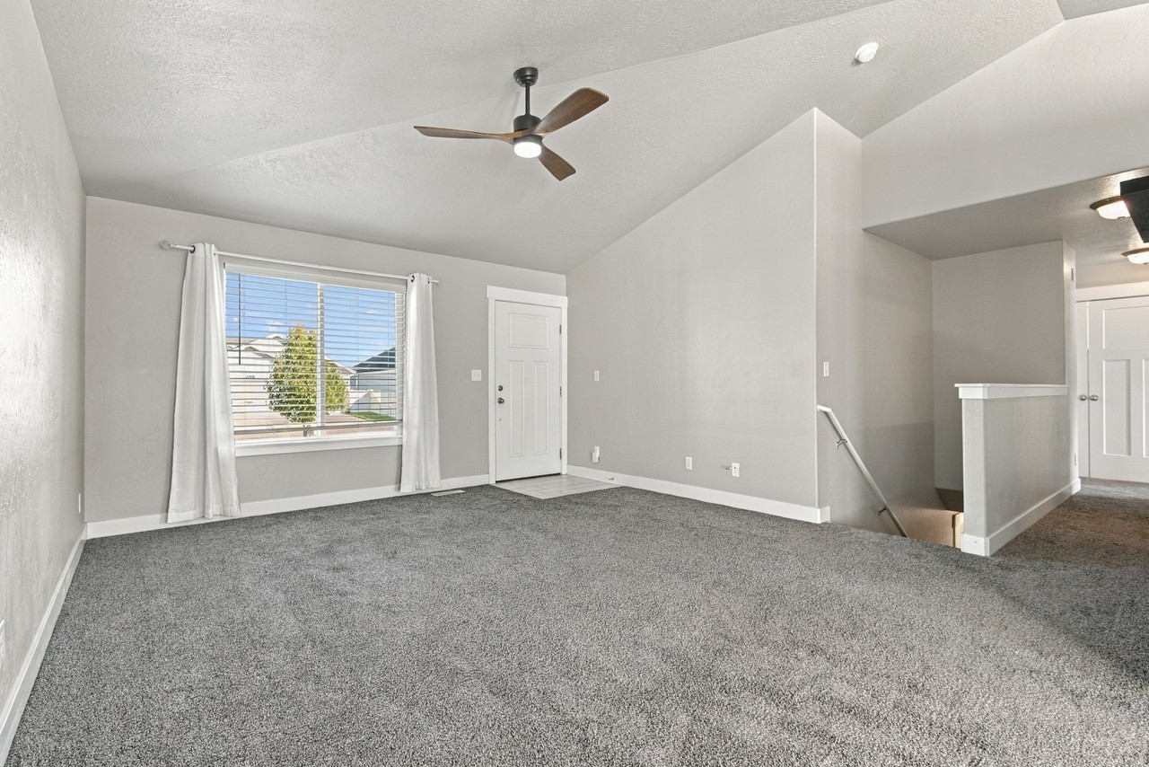 1298 E Rachel Way - Photo 3 of 18