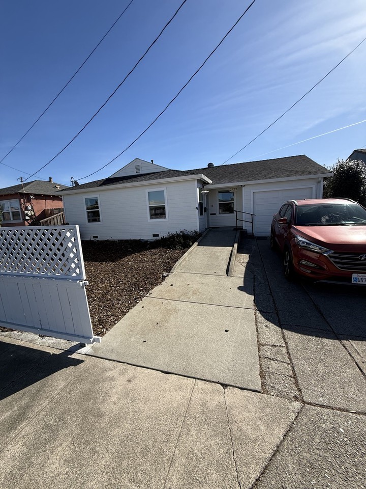 2722 Rollingwood Dr - Photo 2 of 10