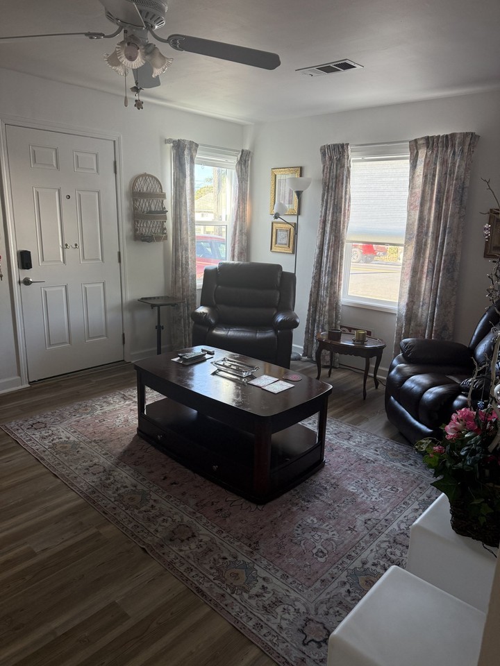 2722 Rollingwood Dr - Photo 3 of 10