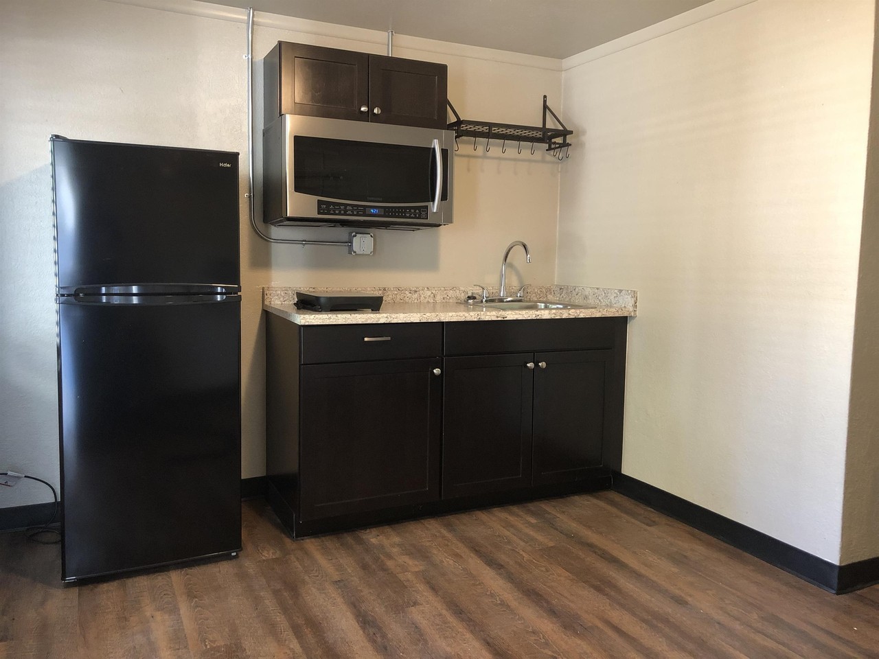 712 East Grove Avenue - Photo 4 of 19