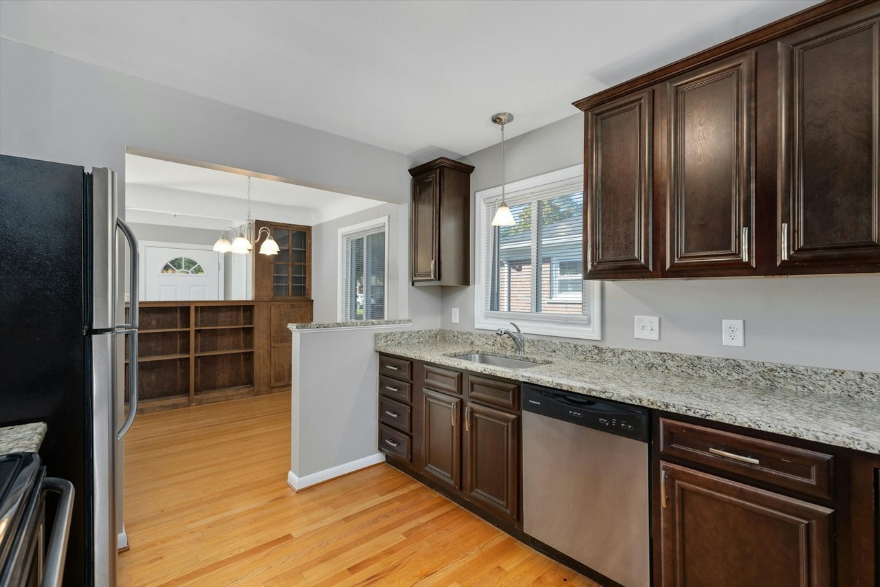 1425 Genesee Avenue - Photo 4 of 30