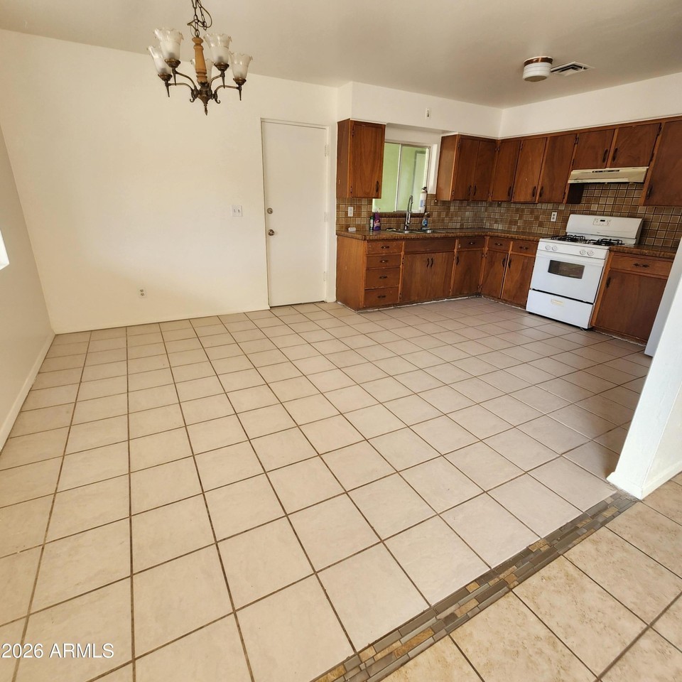 414 N Oxbow Dr - Photo 5 of 13