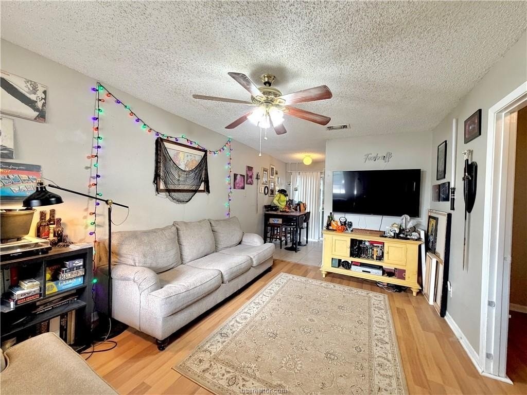 1531 Hillside Dr - Photo 3 of 9
