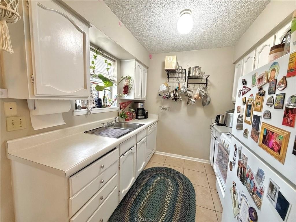 1531 Hillside Dr - Photo 4 of 9