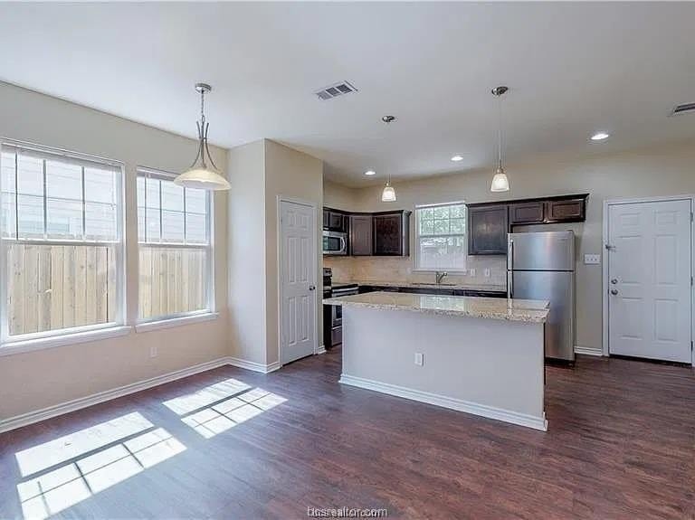 203 Sterling St #B - Photo 4 of 13
