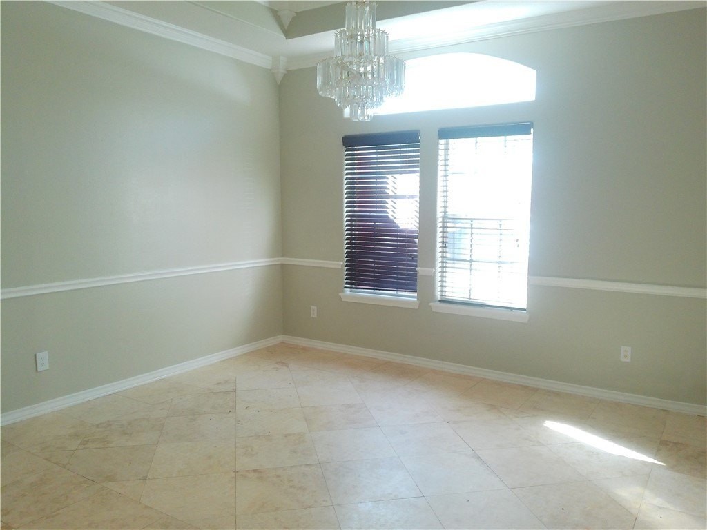 7318 Sun Valley Dr - Photo 4 of 15