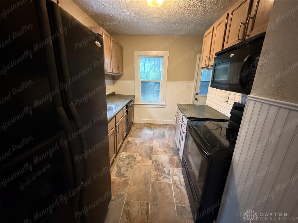 912 Lafayette Ave - Photo 7 of 30