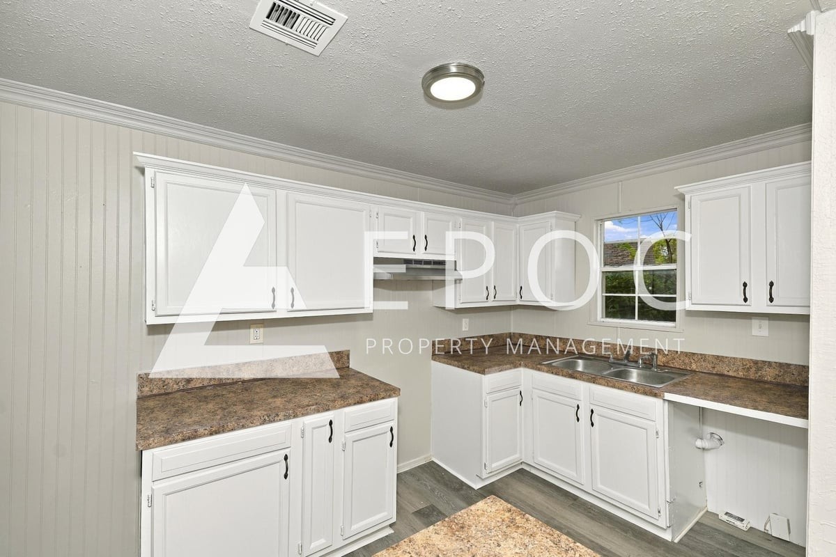 6718 E 9th St - Photo 3 of 15