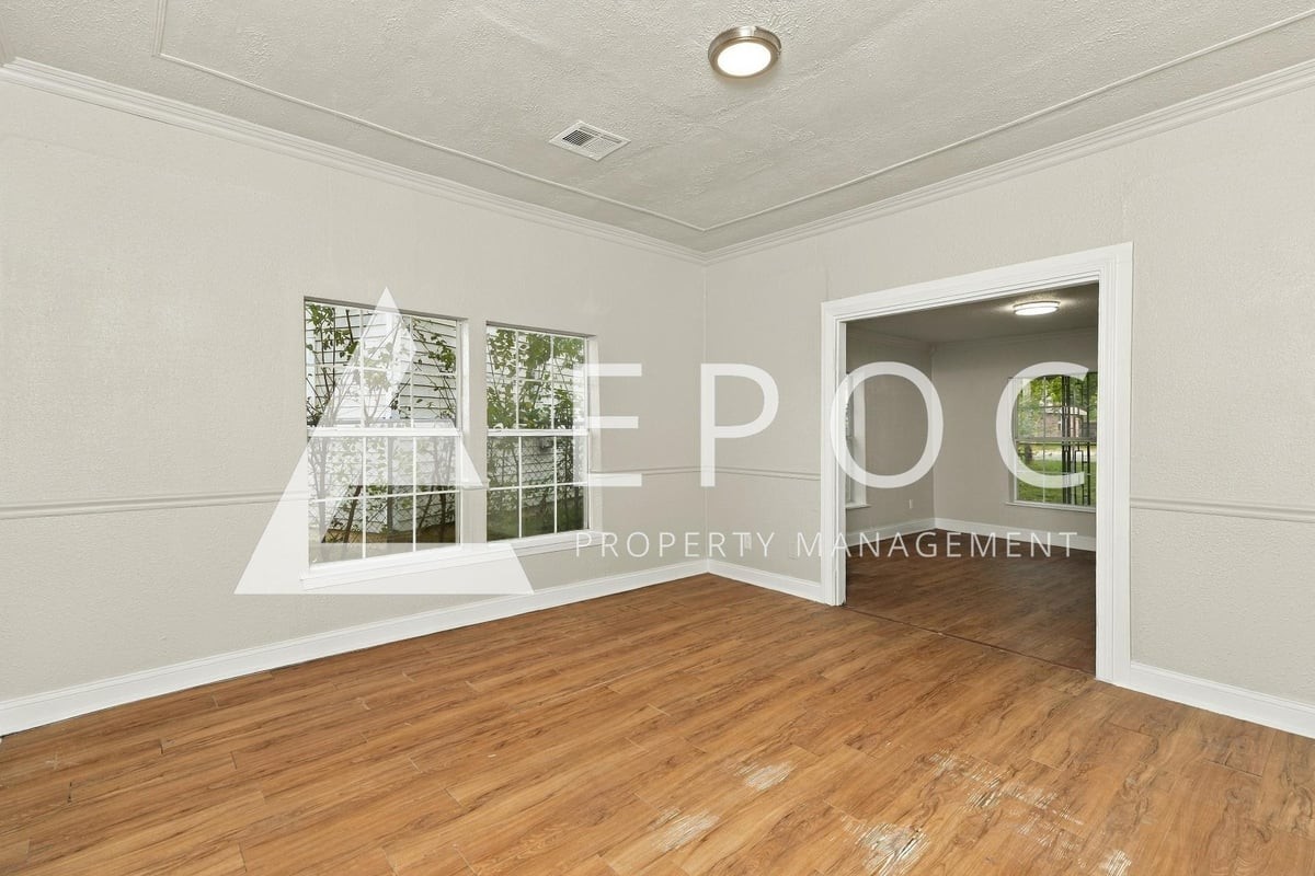 6718 E 9th St - Photo 7 of 15