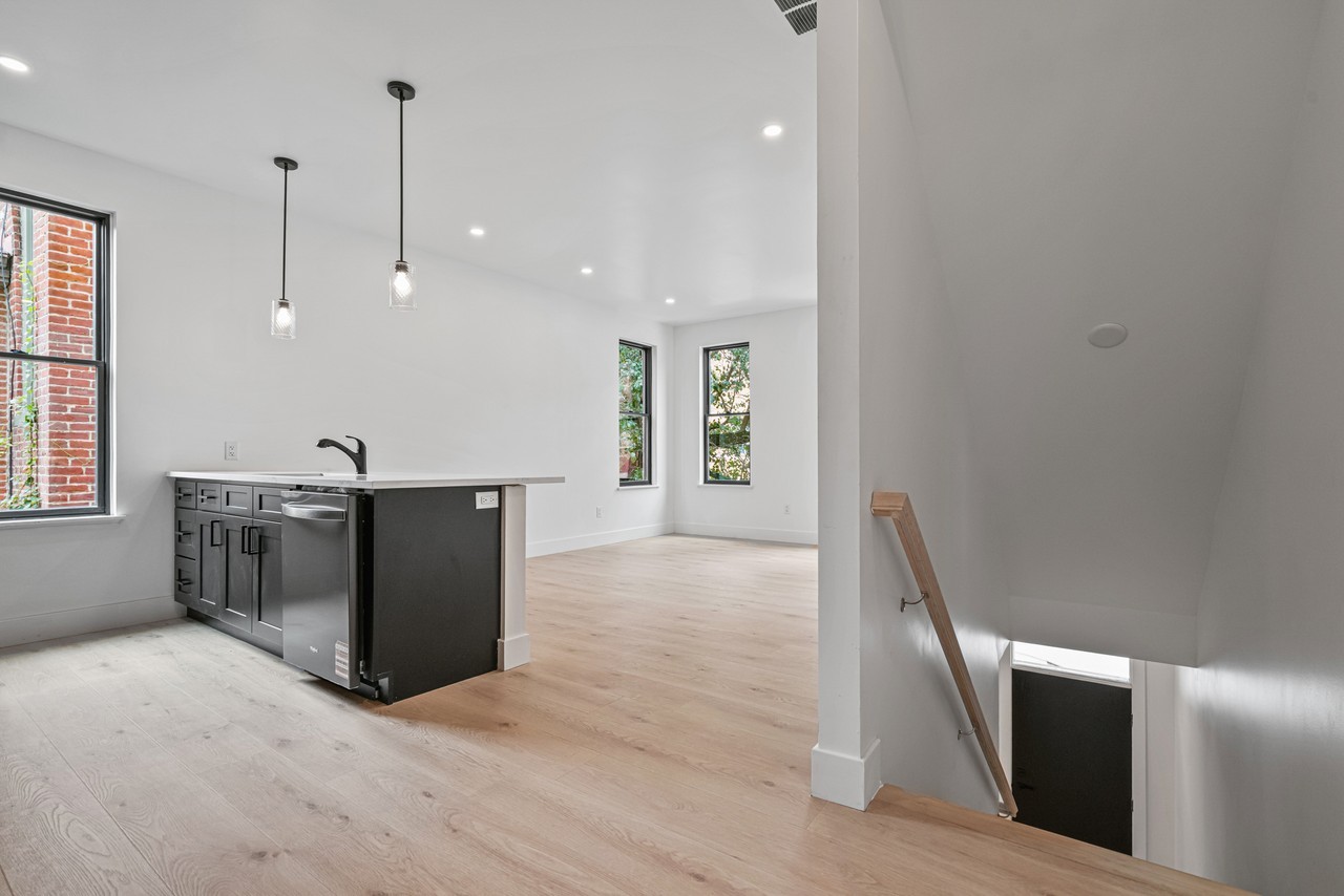 1217 Liverpool St - Photo 4 of 28