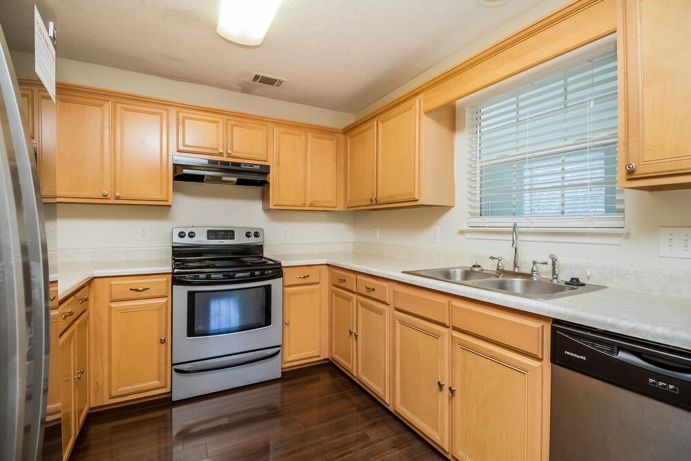 1407 Micheles Way - Photo 3 of 15