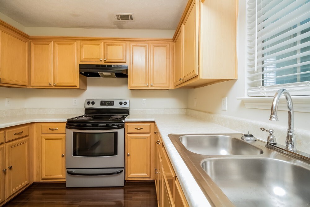 1407 Micheles Way - Photo 4 of 15