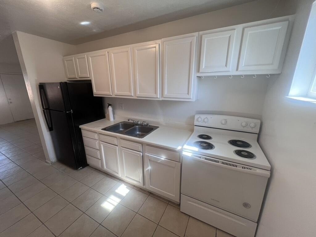 3413 Ross Ave Se #B - Photo 2 of 35