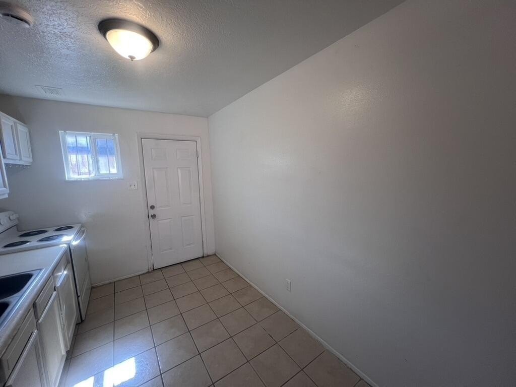 3413 Ross Ave Se #B - Photo 6 of 35