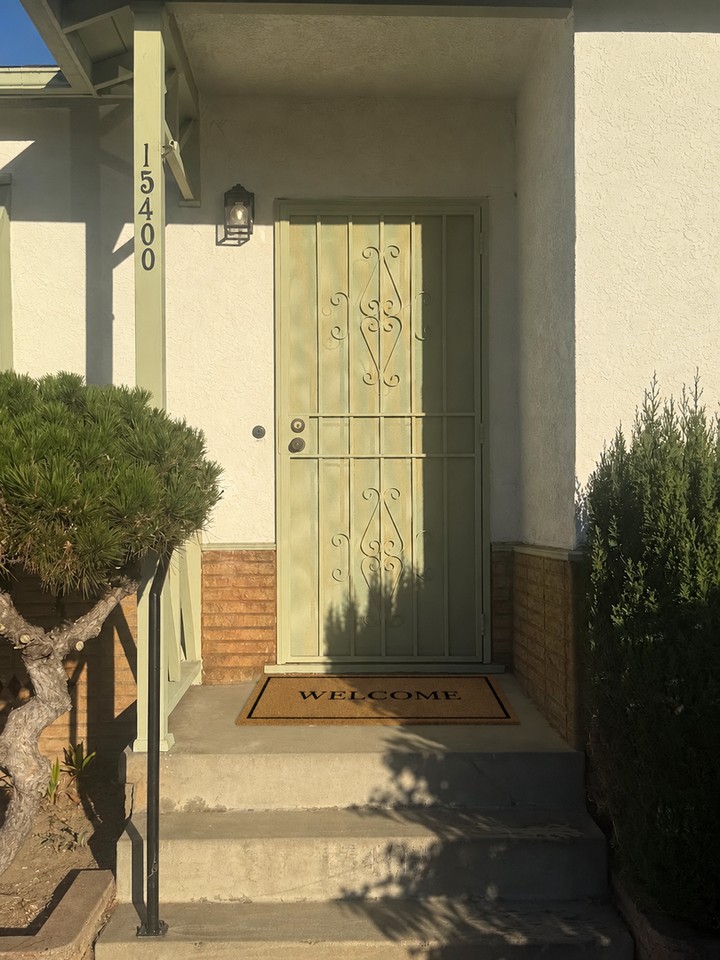 15400 S Menlo Ave - Photo 2 of 11