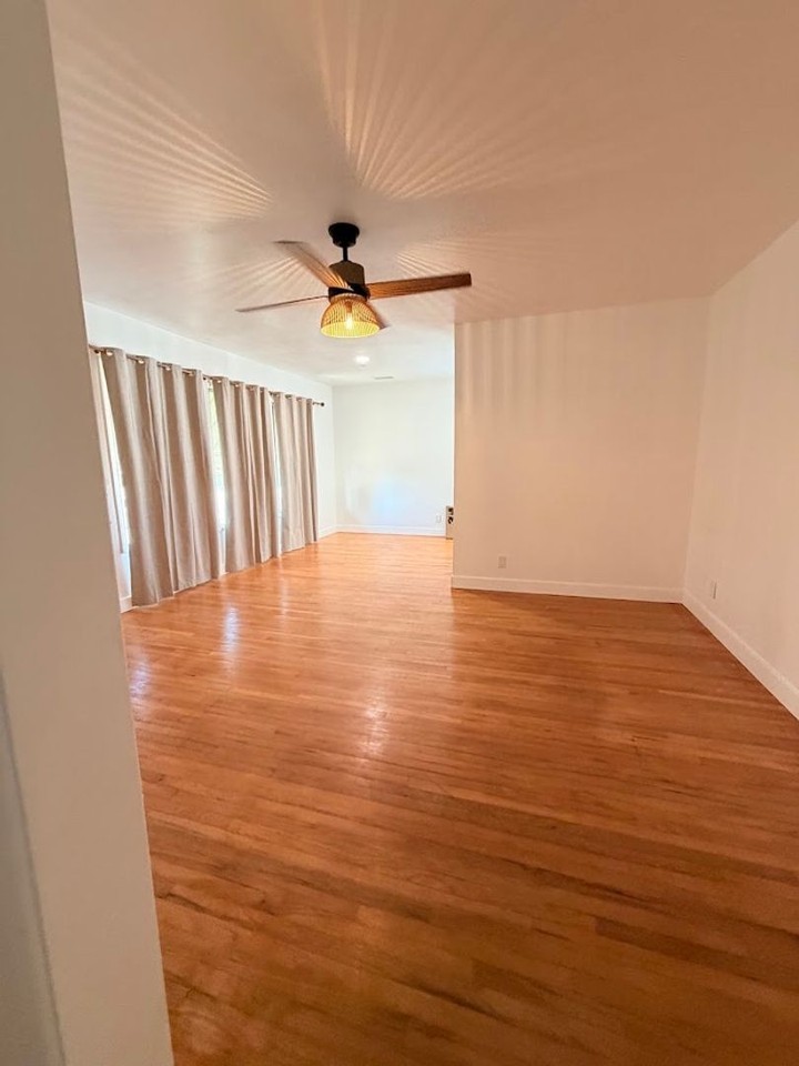 15400 S Menlo Ave - Photo 3 of 11