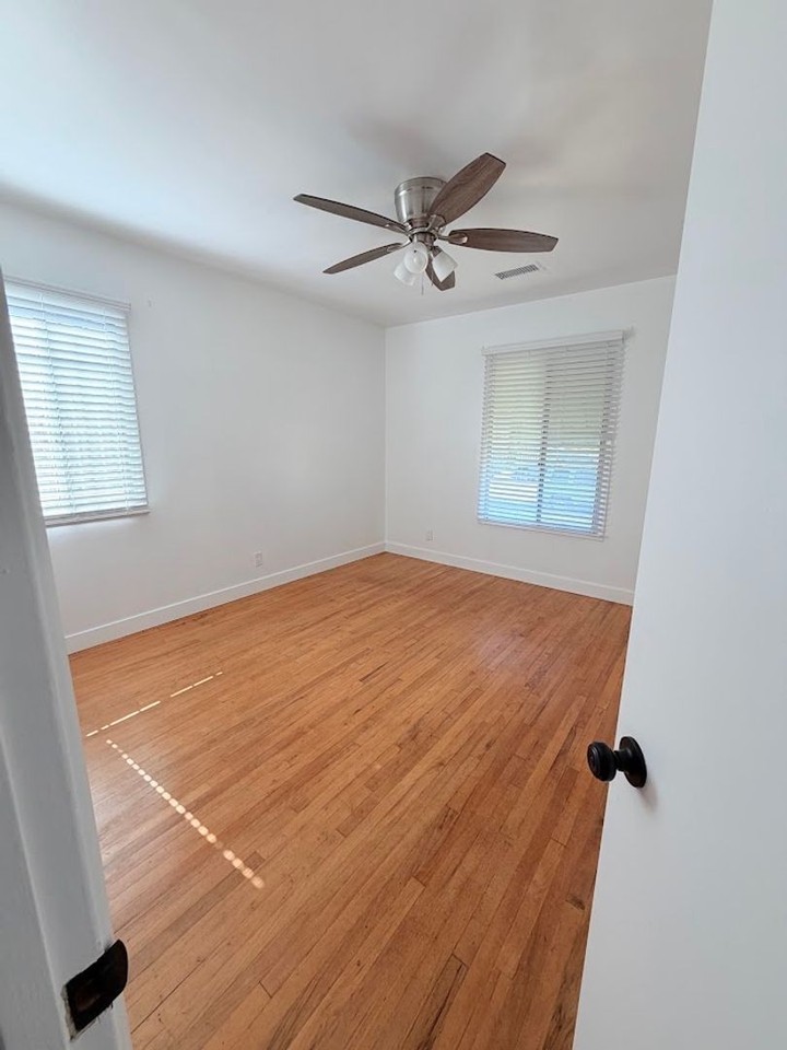 15400 S Menlo Ave - Photo 4 of 11