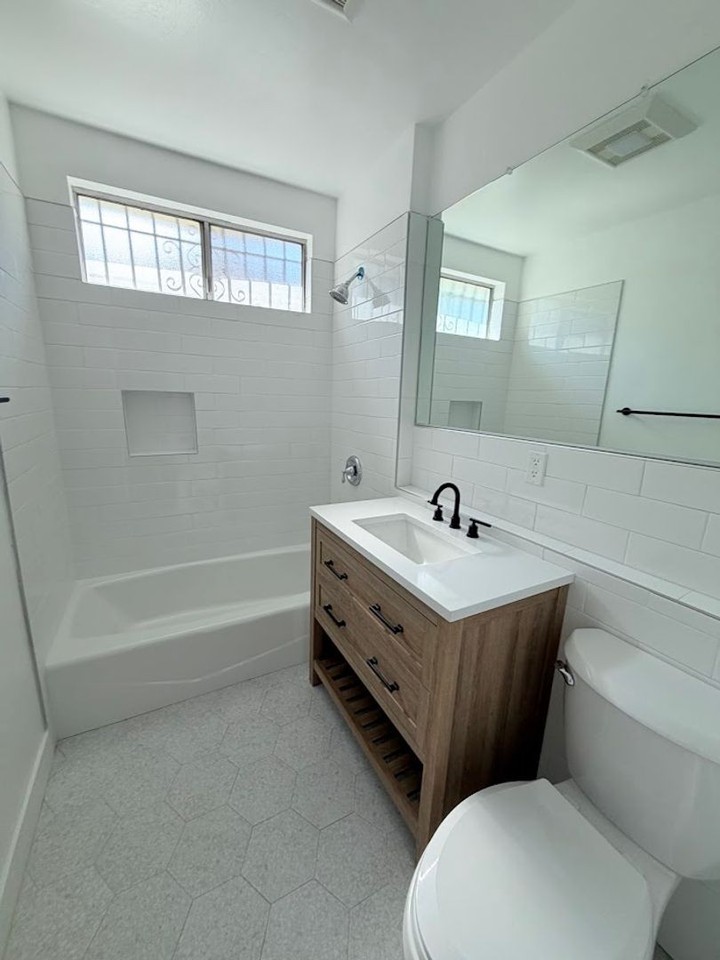 15400 S Menlo Ave - Photo 5 of 11