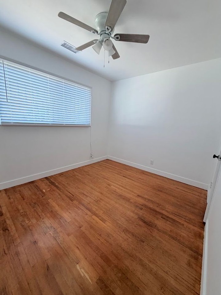 15400 S Menlo Ave - Photo 6 of 11