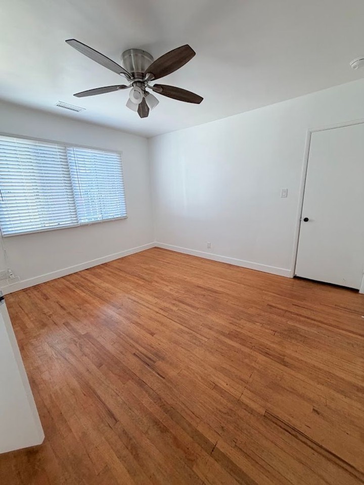 15400 S Menlo Ave - Photo 7 of 11