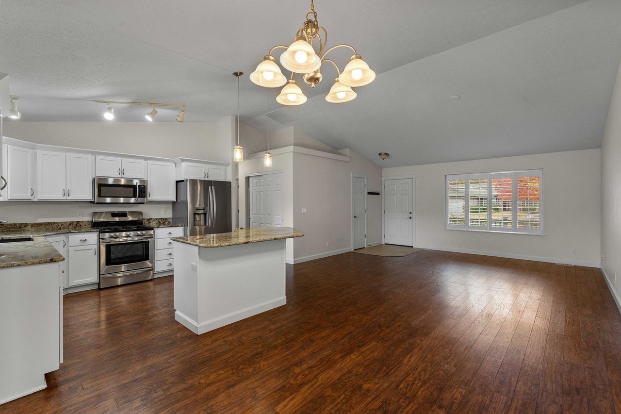 7358 N Aaron St - Photo 3 of 23