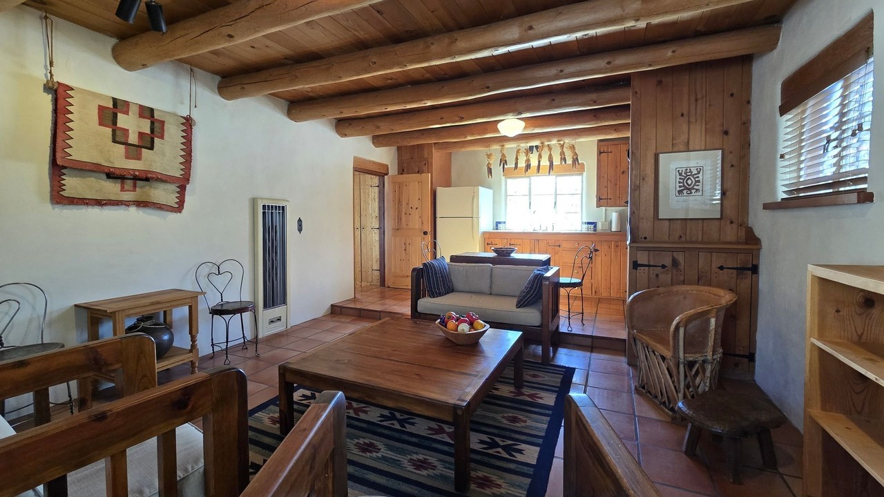 1489 Bishops Lodge Rd - Photo 4 of 17