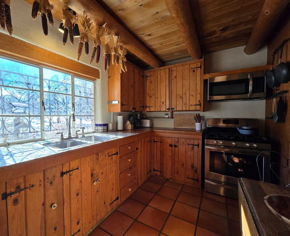 1489 Bishops Lodge Rd - Photo 5 of 17