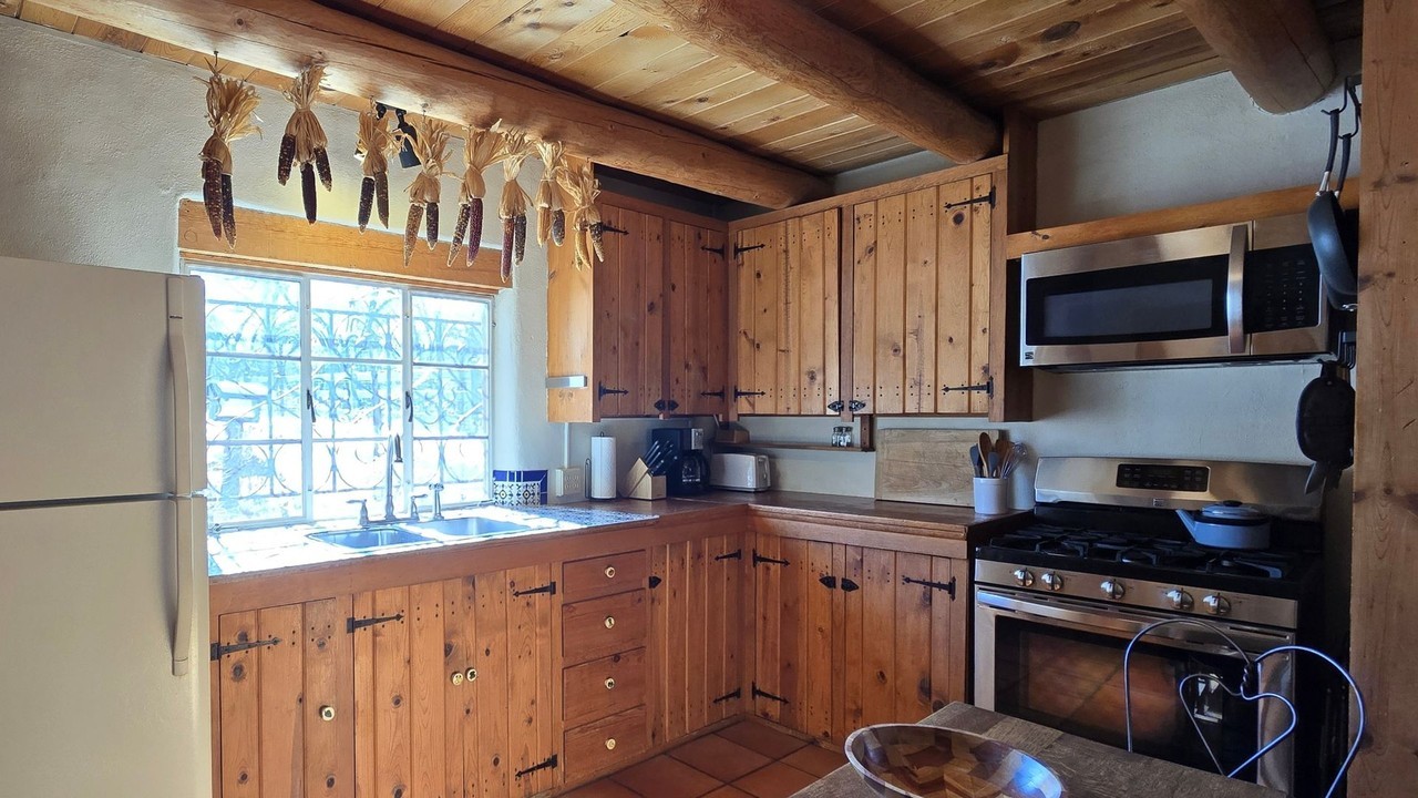 1489 Bishops Lodge Rd - Photo 6 of 17