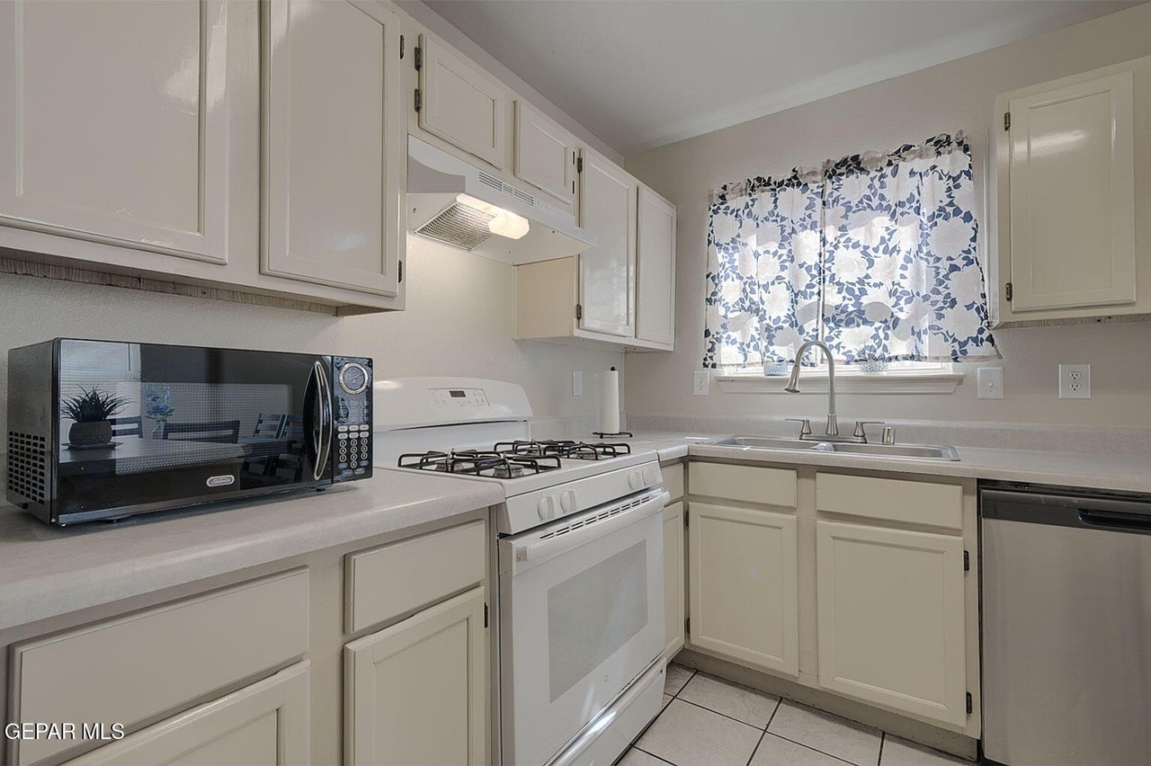 3721 Trina Pl - Photo 7 of 33