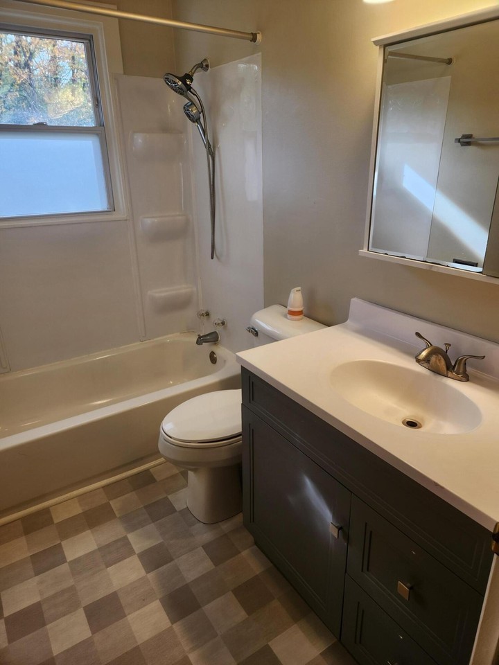 1333 Berg St - Photo 4 of 10