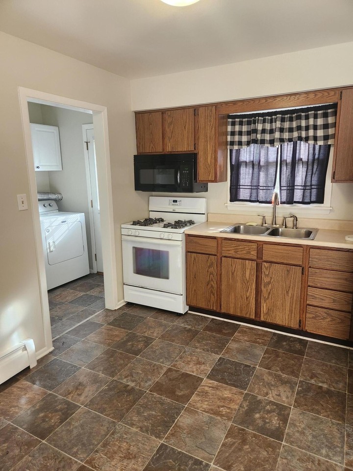 1333 Berg St - Photo 7 of 10