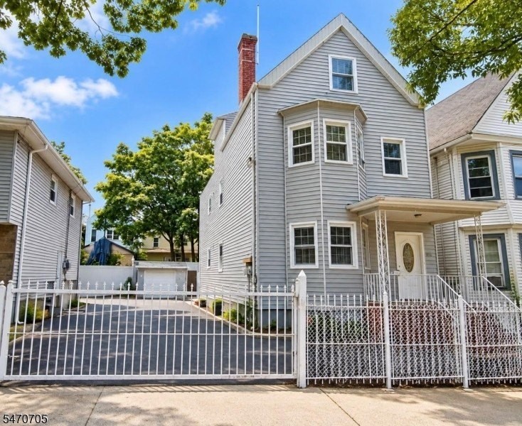 806 Ridge St