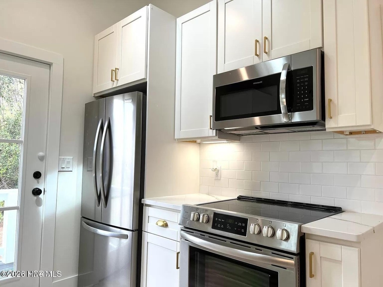 890 N Ashe St - Photo 3 of 12