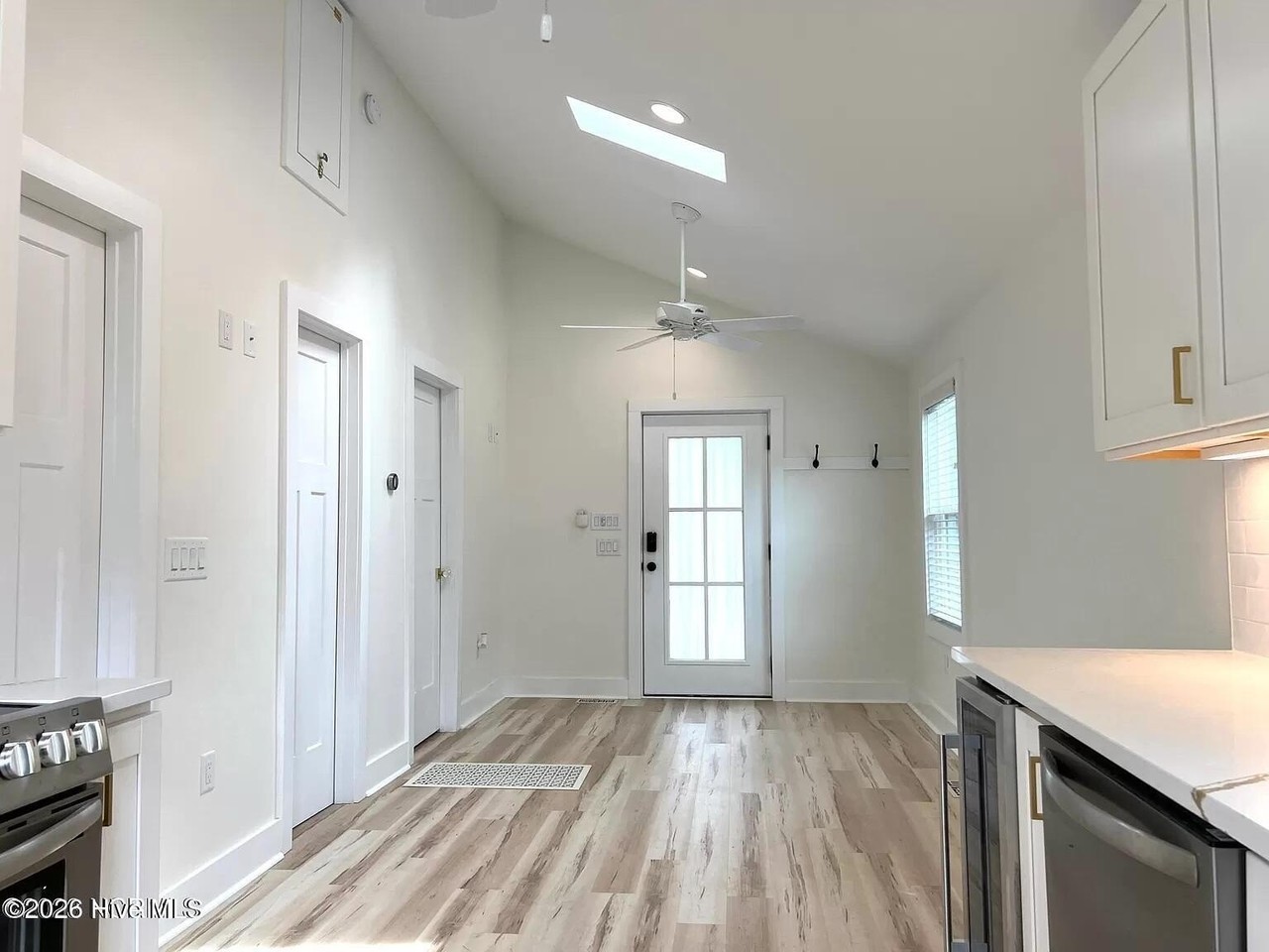 890 N Ashe St - Photo 5 of 12