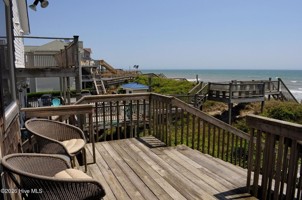 featured image of 332 N Shore Dr