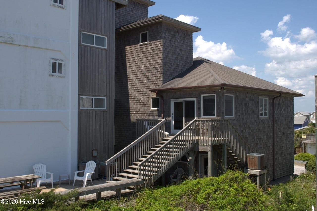 332 N Shore Dr - Photo 2 of 15
