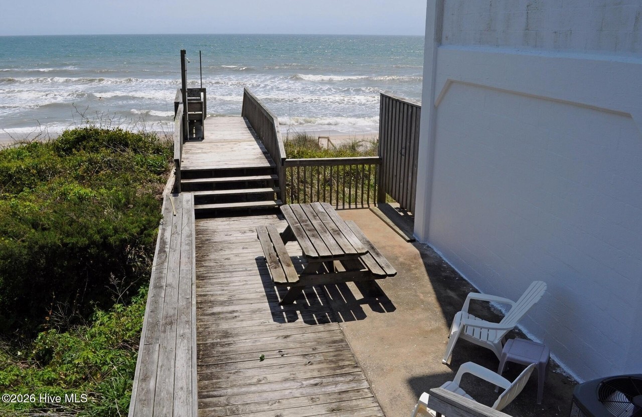 332 N Shore Dr - Photo 4 of 15